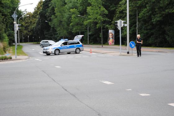 Die Polizei regelt den Verkehr (Quelle: RSV-Adler)
